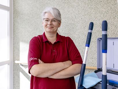 Glückliche Pflegekraft mit verschränkten Armen